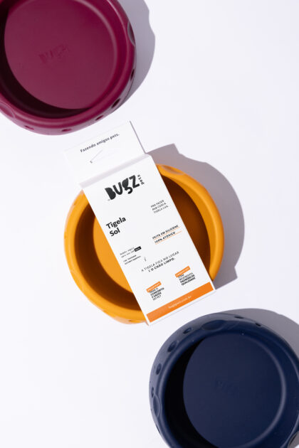 tigela de silicone para cães e gatos Bugz Pets nas cores laranja, azul e bordô