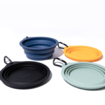 tigela retrátil de silicone para cães e gatos Bugz Pets nas cores preta, laranja, verde e azul