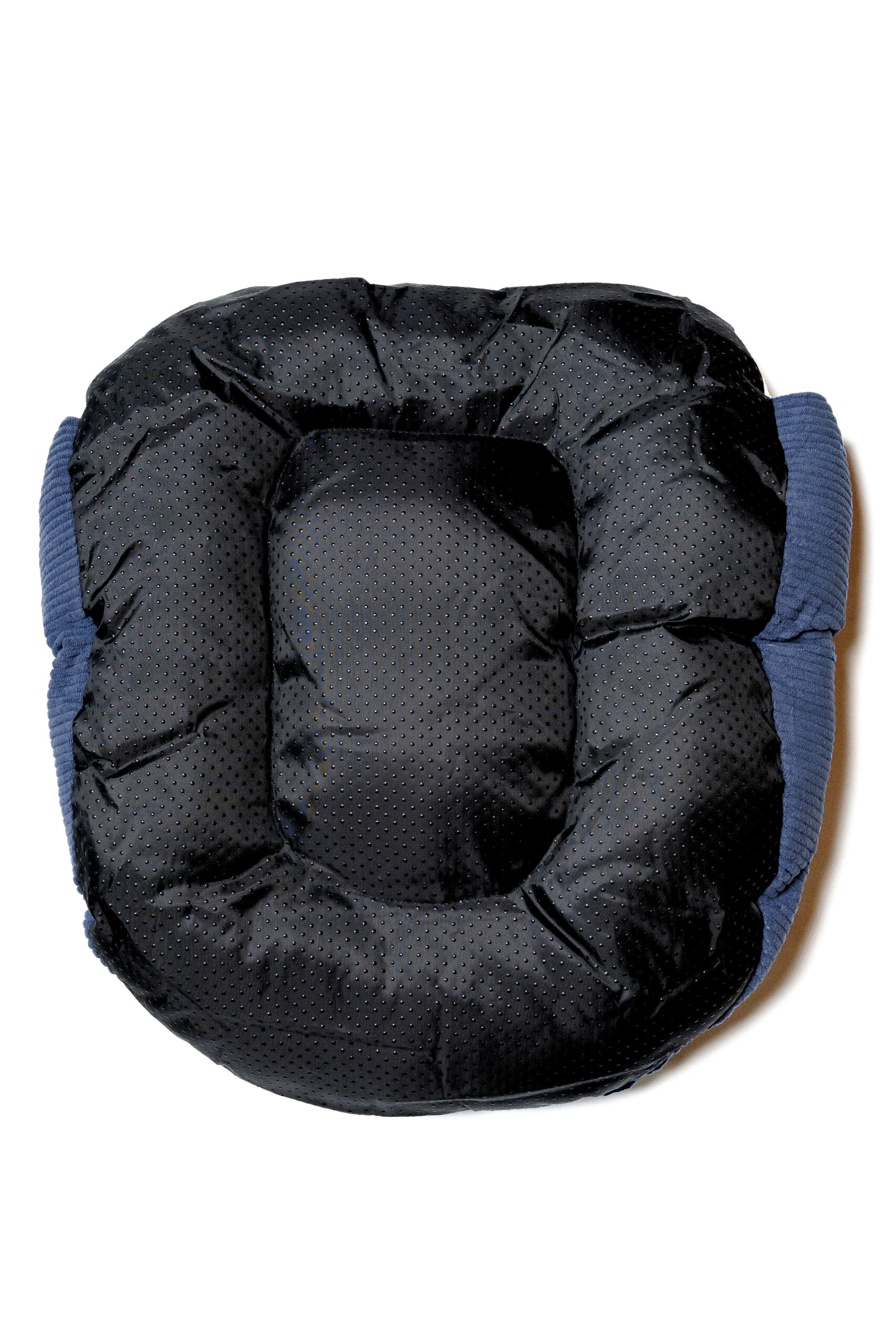 detalhe do fundo antiderrapante com bolinhas da Cama Ninho Bugz